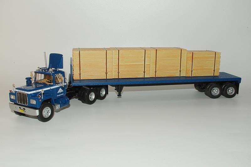 Camion / Semi-Remorque Américain Mack série R PORTE CHAR - Echelle 1/43 Camion / Semi-Remorque Américain Mack série R PORTE CHAR - Echelle 1/43