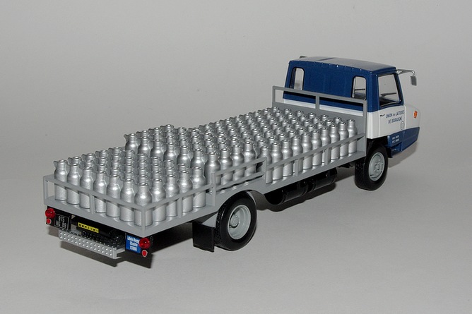 CAMION BERLIET STRADAIR 20 LAITIER 1966 N°19 BERLIET HACHETTE 1/43ème CAMION BERLIET STRADAIR 20 LAITIER 1966 N°19 BERLIET HACHETTE 1/43ème